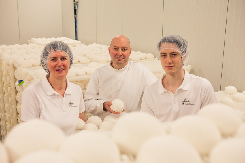 Familie en medewerkers in de eigen Damse productiecreamerij